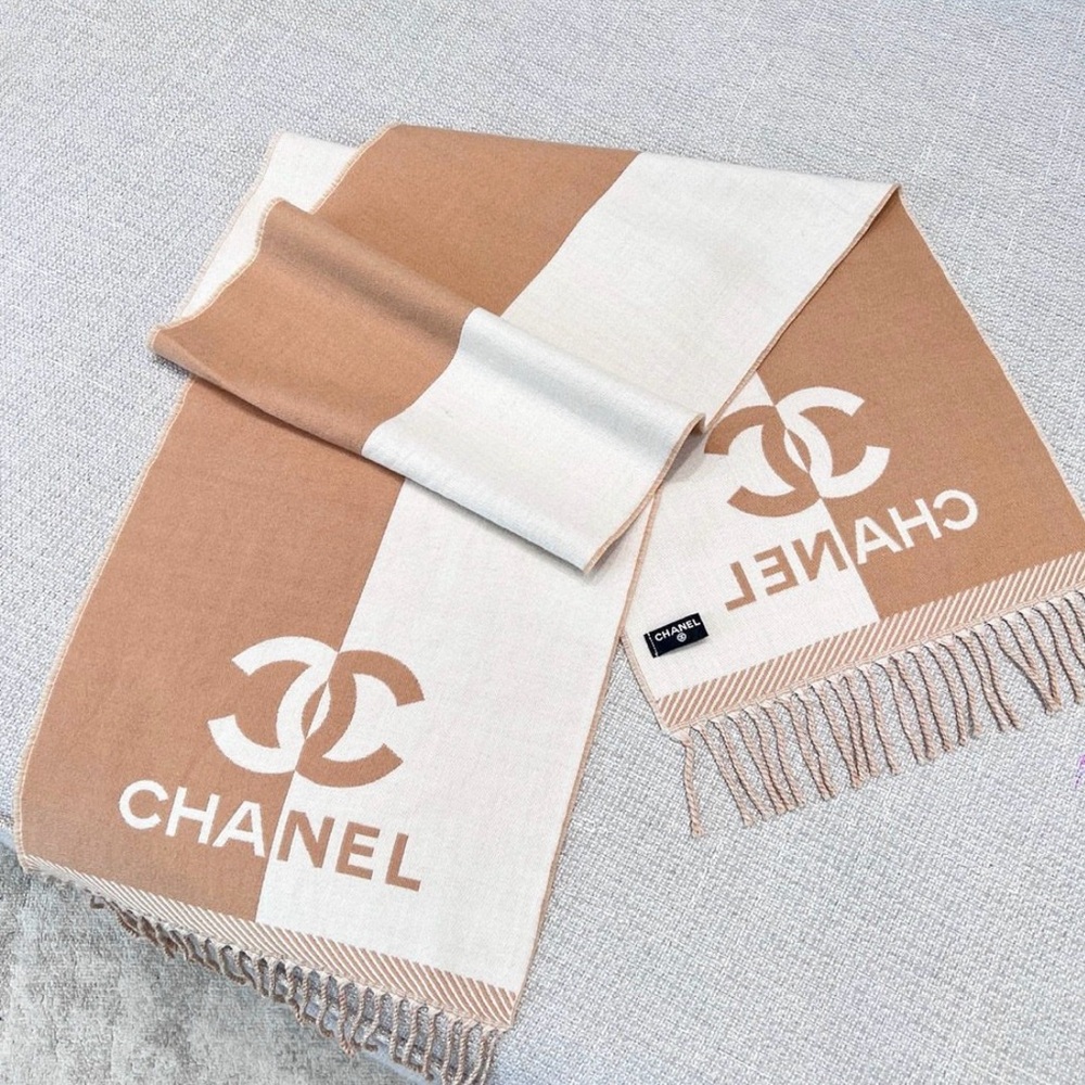 CHANEL 24A Two Toned CC Scarf in Beige / White